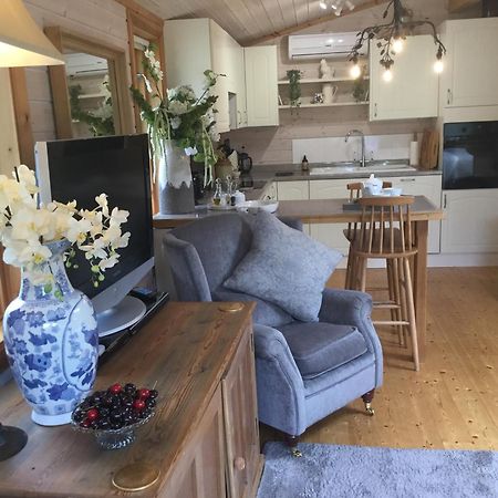 The Lodge - Luxury Lodge With Super King Size Bed, Kitchen & Shower Room Hurstpierpoint Eksteriør billede