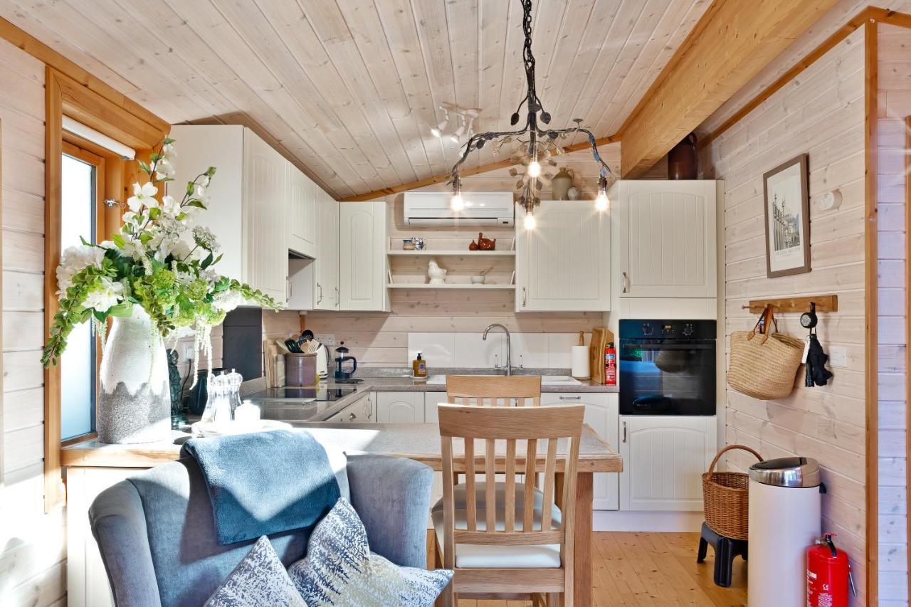 The Lodge - Luxury Lodge With Super King Size Bed, Kitchen & Shower Room Hurstpierpoint Eksteriør billede